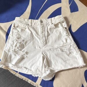AMERICAN EAGLE WHITE SHORTS SIZE 2 US